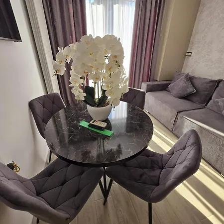Elegant Double - By Pool & Prima Linie Apartment